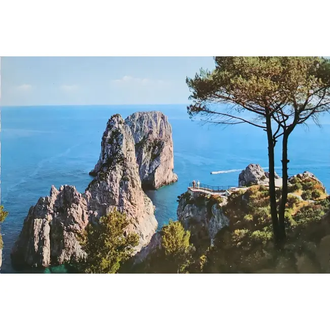 Capri skały w morzu