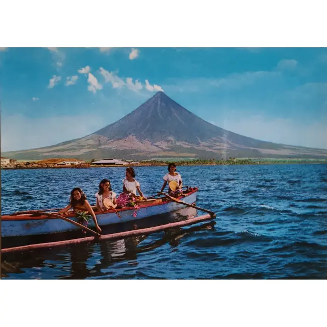 Mayon pływnie łódką