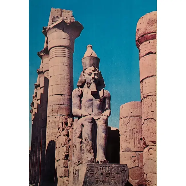 Luxor posąg faraona Ramzesa II usytuowany na dziedzińcu Świątyni