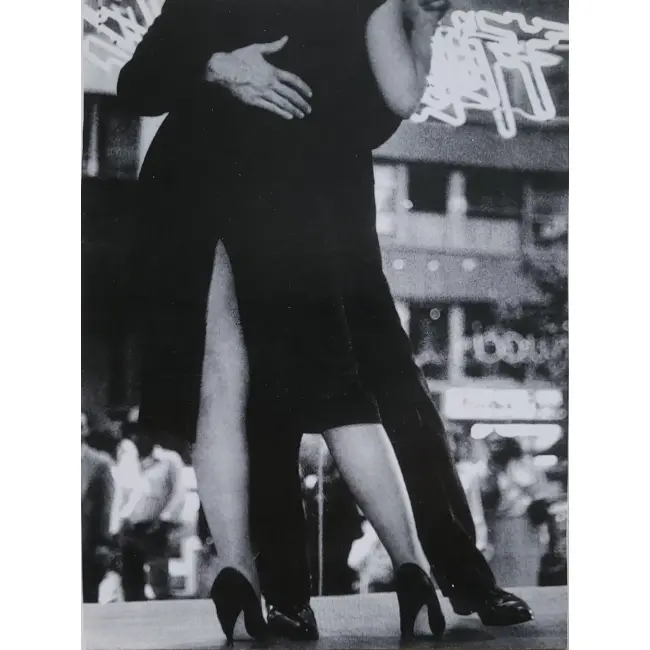 Tango eksponuje nogi