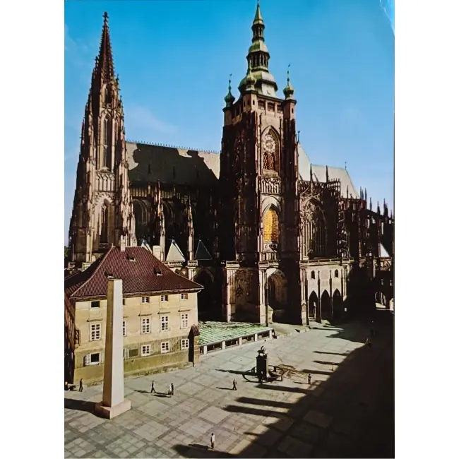 Praga Dziediniec zamkowy z kościołem św Vita