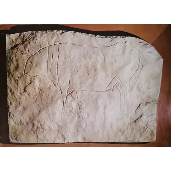 Byk w sztuce i historii Muzeum Prehistorii Florencji – Figura byka wyryta w skale