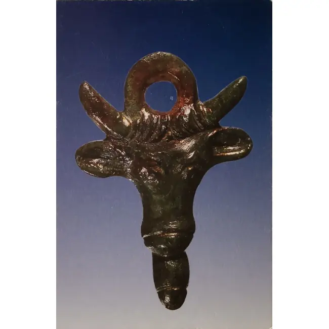 Byk w sztuce i historii: Neapol Muzeum Archeologiczne – brązowy wisiorek z głową wołu
